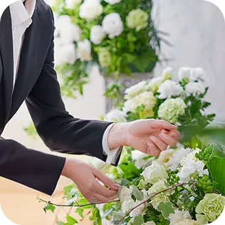 祭壇や装飾の写真